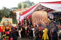 Terlebih saat Reog Ponorogo mulai mendekat ke area panggung utama, tempat Walikota Bogor, Bima Arya Sugiarto menonton pertunjukan. Bima Arya pun diminta untuk naik ke atas kepala Reog kemudian diarak di sekililing panggung (Wahyu/detikTravel)