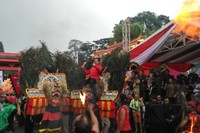 Namun, pemain Reog ini tampak sudah biasa ditumpangi orang. Bima Arya pun tampak menyukai saat-saat dimana dia diarak naik Reog Ponorogo keliling area sekitar panggung utama (Wahyu/detikTravel)