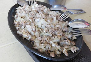 Kepala Babi dengan Bumbu Asam Segar Kreasi Ratu Sisig dari Pampanga