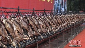 Chef Ini Pecahkan Rekor Memanggang 216 Ekor Domba Sekaligus Dalam 2 Jam
