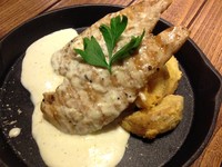 Gorgonzola Chicken berupa dada ayam yang disajikan dengan saus keju Gorgonzola, blue cheese Italia dan Potato wedges jadi pelengkapnya.  Saus dari Gorgonzola bercitarasa gurih creamy. Ada sedikit jejak pahit yang menjadi ciri khas jenis blue cheese.