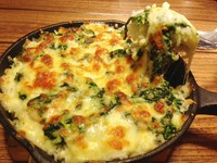 Shrimp N Spinach Baked Rice merupakan nasi bakar dengan keju. Saat keju dikoyak, nampak nasi putih bakar yang dicampur udang dan bayam. Meski tampilan menggoda, nasi putih ini terasa agak hambar.