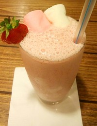 Infinite Strawberry Marshmallow rasanya seperti milk shake. Ada paduan susu, marshmallow dan strawberry segar di dalamnya. Legit enak sekaligus segar!