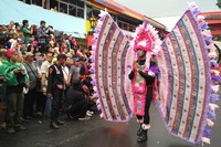 Ada pula yang menampilkan kain tenun sebagai media kreasinya. Kostum ini dibawakan oleh model pria maupun wanita (Wahyu/detikTravel)