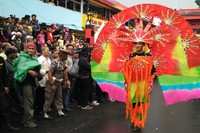 Ada juga kreasi berwarna-warni yang meriah. Kreasi ini melambangkan betapa kayanya budaya nusantara (Wahyu/detikTravel)