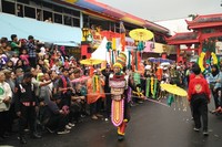 Untuk mengenakan kostum unik seperti ini, para model harus berjuan ekstra. Seperti kostum satu ini, sang model harus memegangi rangka hiasan yang menempel di punggungnya agar tetap seimbang (Wahyu/detikTravel)