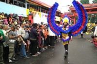 Jalan Suryakencana Bogor sebagai lokasi acara Cap Go Meh pun berubah menjai semacam catwalk raksasa yang menampilkan pertunjukan busana kostum unik. Inilah yang menjadi daya tarik perayaan Cap Go Meh Bogor setiap tahunnya (Wahyu/detikTravel)