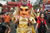 Cara memainkan ondel-ondel dari Taiwan ini sama dengan Ondel-ondel dari Jakarta. Pemainnya masuk ke dalam kostum, lalu menggerakkan boneka dari dalam  (Wahyu/detikTravel)