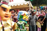 Ondel-ondel yang menjadi representasi Dewa Taitzu ini langsung menjadi favorit warga Bogor yang menonton parade. Mereka asyik mengabadikan foto tingkah lucu dari ondel-ondel asli Taiwan tersebut menggunakan handphonenya (Wahyu/detikTravel)