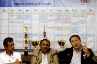     Wakabimpres PRSI Heru Purwanto (tengah) didampingi beberapa pengurus menggelar jumpa pers di Sekretariat Pengprov PRSI DKI, Komplek Kolam Renang Gelora Bung Karno Senayan Jakarta, Rabu, (24/2/2016).