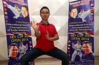     Atlet Singapura Eranda memamerkan jurusnya.