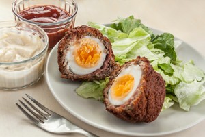 Makan Malam Istimewa dengan Scotch Egg