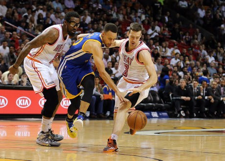 Curry dan Thompson Menangkan Warriors di Markas Heat