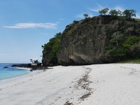 Pantai Lingal bisa dibilang sebagai salah satu pantai terindah di Alor. Lokasinya di Desa Halerman, Kecamatan Alor Barat Daya. Pantai ini dikelilingi perbukitan yang bisa didaki (Kurnia/detikTravel)