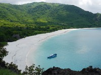 Panorama Pantai Lingal dari ketinggian. Tampak begitu indah dengan bentuk seperti melingkar, dengan pasir putih dan gradasi warna airnya yang memanjakan mata (Kurnia/detikTravel)