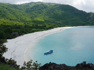 Melihat Indahnya Pantai di Alor dari Ketinggian