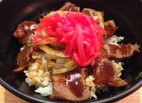 Gyutan Teriyaki Don memakai potongan daging lidah sapi tebal yang empuk lembut. Cocok berpadu dengan saus teriyaki manis.