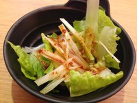 Salad jadi pelengkap Gyutan Teriyaki Don. Selada berisi irisan lettuce dan daun bawang dengan saus asam segar agak mirip bumbu kimchi.