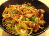 Chicken Togarashi Don berisi ayam tumis yang gurih sedikit manis. Tercecap jejak togarashi (bubuk cabai) dan saus mirip teriyaki. Nikmat!