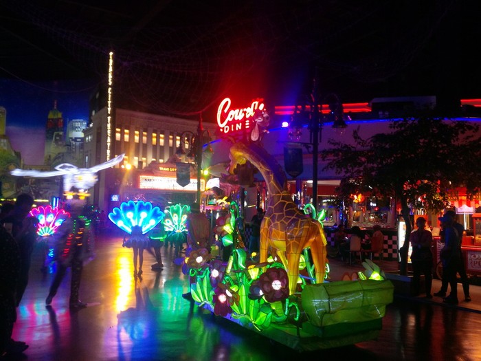 Duarr! Hebohnya Aksi Stuntmant & Kilau Parade Lighting
