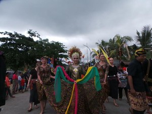 Seru! Festival Bau Nyale Lombok Dibuka dengan Parade Budaya