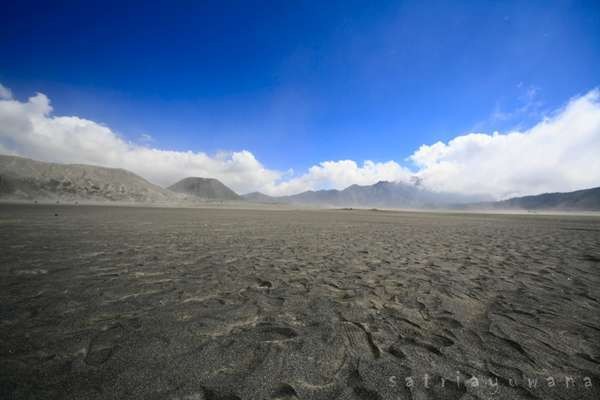 Lautan Pasir di Bromo (satria yuwana/dTraveler) Lautan Pasir di Bromo (satria yuwana/dTraveler)
