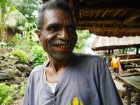 Traveler yang jalan-jalan di Alor biasanya akan sering bertemu warga yang asyik mengunyah pinang. Misalnya saja di Kampung Takpala. Salah satu warga di sana pun menunjukkan giginya yang kuat walau tampak kuning (Kurnia/detikTravel)