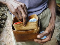 Ada tas kecil yang mudah dibawa ke mana-mana untuk meletakkan pinang, sirih, kapur. Bisa juga dipakai untuk berbagai benda kecil lainnya (Kurnia/detikTravel)