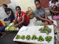 Tak sulit mencari pedagang pinang di Alor, misalnya saja di Pasar Kadelang, Kalabahi. Setumpuk pinang harganya Rp 5 ribu, seikat sirih Rp 5 ribu dan seplastik kapur Rp 2 ribu (Kurnia/detikTravel)