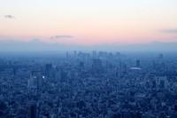 Jika beruntung, traveler bisa melihat sunset dari Tokyo Skytree dengan Puncak Gunung Fuji yang menghiasi di sisi Barat. Gunung yang disucikan oleh penduduk Jepang menjadi bonus tambahan yang jarang didapat oleh wisatawan (Ari Saputra/detikTravel)