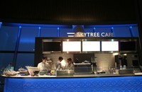 Traveler juga bisa mampir ke Skytree Cafe. Inilah tempat menikmati landscape Tokyo dari ketinggian 350 meter yang paling asyik, bisa pesan makanan dan juga minuman. (Ari Saputra/detikTravel)