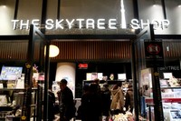 Ya, kabar gembira untuk pecinta belanja, ada Skytree Shop, tempat traveler bisa berbelanja aneka suvenir sebelum pulang. Jangan sampai lupa beli oleh-oleh di sini (Ari Saputra/detikTravel)
