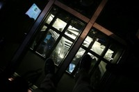 Ini pemandangan dari lift kaca yang membawa traveler hingga menuju ke puncak. Dari ubin kaca ini, bisa melihat jalanan aspal nun jauh di bawah sana. Jangan merinding ya traveler! (Ari Saputra/detikTravel)