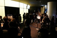 Gedung setinggi 350 meter ini selalu ramai oleh wisatawan dari berbagai penjuru. Antrian liftnya saja bisa sepadat ini (Ari Saputra/detikTravel)