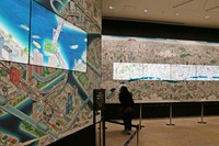 Sambil menunggu giliran naik lift, traveler bisa menikmati karya multimedia di lantai bawah. Lumayan daripada bengong menunggu (Ari Saputra/detikTravel)