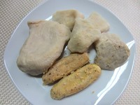 Pempek kapal selam, keju mozzarella, telur, ebi, dan kulit dibandrol Rp 4.000 hingga Rp 20.000 per buah. Semuanya terbuat dari 100% ikan tenggiri.