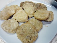 Hanya butuh 8-10 menit saja untuk menggoreng pempek hingga matang. Ditandai dari warnanya yang kuning kecokelatan.