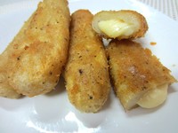 Tampilan pempek keju mirip risoles. Isiannya berupa keju mozzarella yang begitu mulur. Rasa gurih kejunya ringan sehingga tidak aneh berpadu dengan gurihnya ikan.
