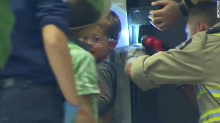 Ya Ampun, Tangan Turis Cilik Tersangkut di Vending Machine