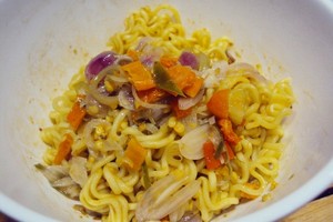 Warunk Upnormal: Asyiknya Bersantai Makan Mie Instan Sambal Matah Sambil Main Uno