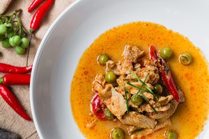 Pedas Nikmat Kari Panang Khas Thailand untuk Makan Siang