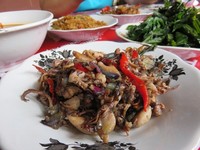Cumi asin kecil dimasak dengan rempah gurih.