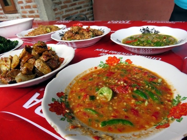 Pedas Gurih Tumis Jengkol Dicocol dengan Sambal Gledek!