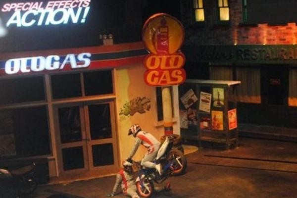 Serunya Aksi Ledakan Pom Bensin, Cuma di Trans Studio!