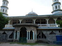 Masjid Babussholah kini memang tak terlihat seperti masjid kuno. Memang, masjid sudah beberapa kali direnovasi sehingga terlihat modern (Kurnia/detikTravel)