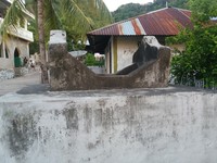 Ada beberapa makam di dekat Masjid Babussholah. Menurut penduduk setempat itu adalah makam keturunan raja Alor (Kurnia/detikTravel)