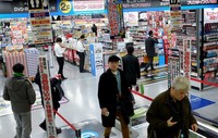 Harga yang ditawarkan terbilang murah meski untuk beberapa item seperti kamera dan gadget tidak jauh berbeda dari tanah air. Kalaupun ada barang yang lebih miring hingga 15-20 persen seperti mainan anak-anak (Ari Saputra/detikTravel)