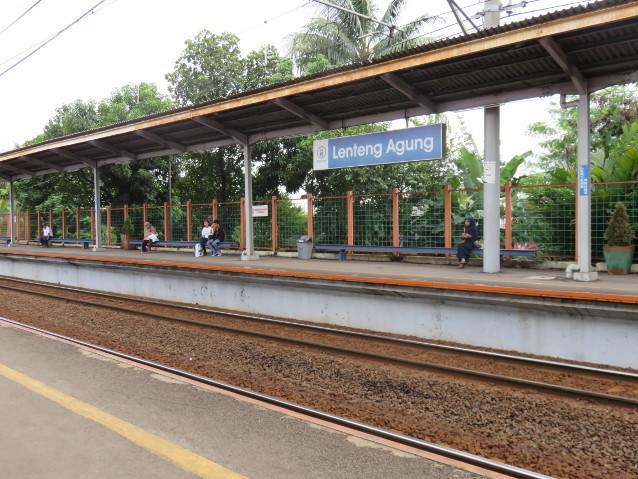 Rujak, Dim Sum, Hingga Zuppa Soup Tersedia di Stasiun Lenteng Agung