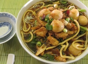 Enaknya Malam Ini Hangatkan Badan dengan Mie Kangkung