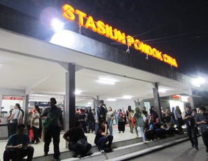 Nikmatnya Seafood Murah Meriah dan Serabi Solo Legit di Stasiun Pondok Cina